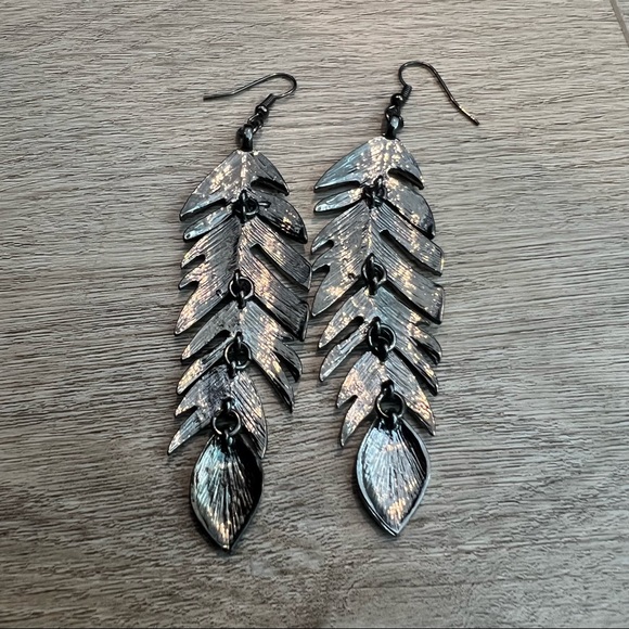 2/$15! 🍀Bundle! Black Metal Feather Earrings - Picture 4 of 4